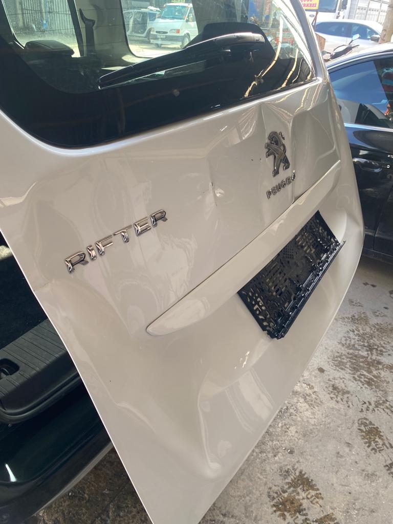 Peugeot kaporta hasarı onarımı öncesi